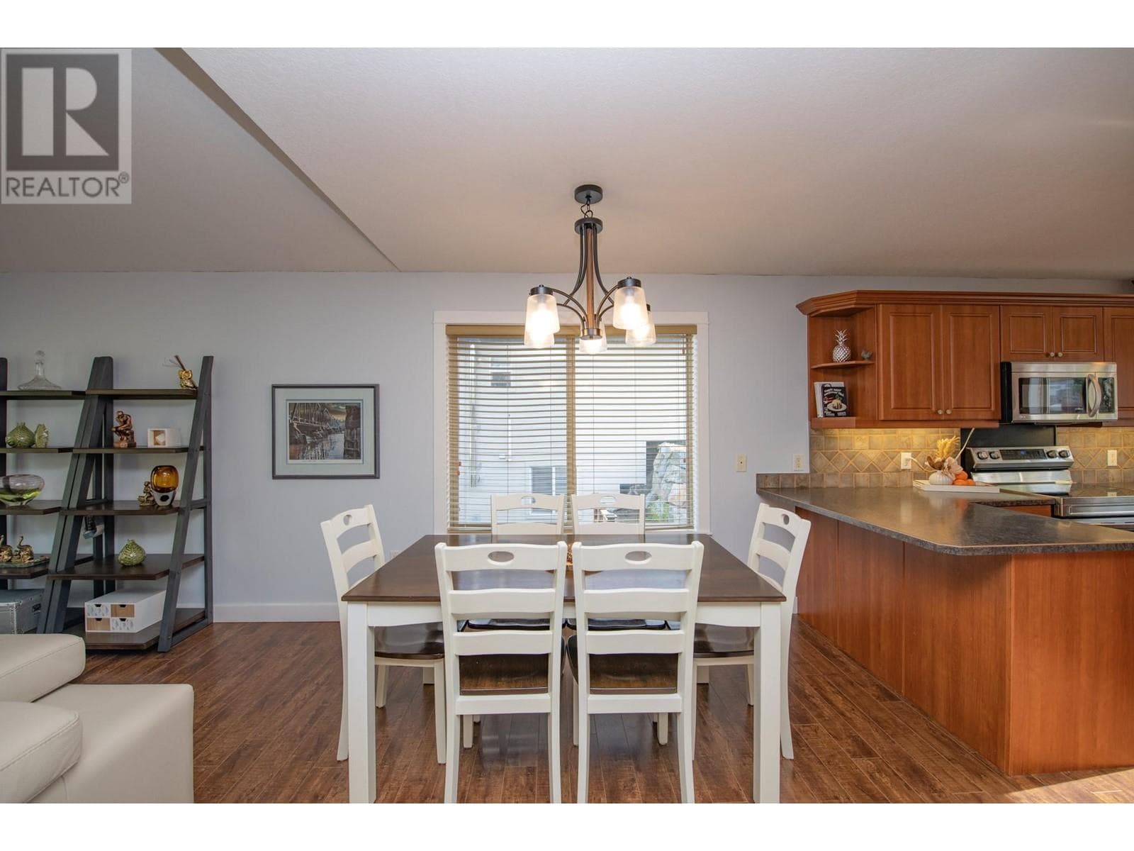 1927 SKYVIEW CRESCENT in