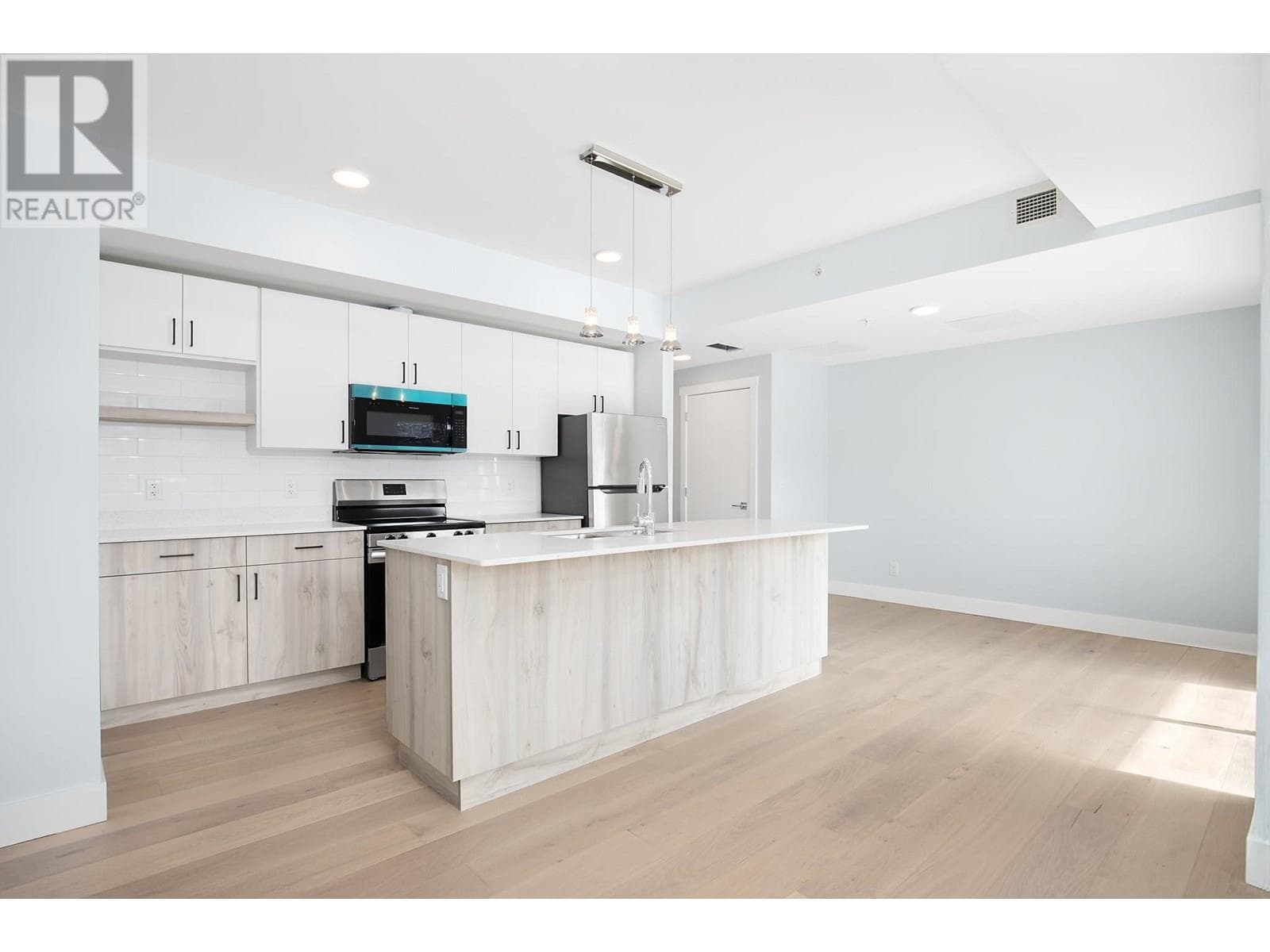 215 ROYAL AVENUE UNIT 305 in North Shore