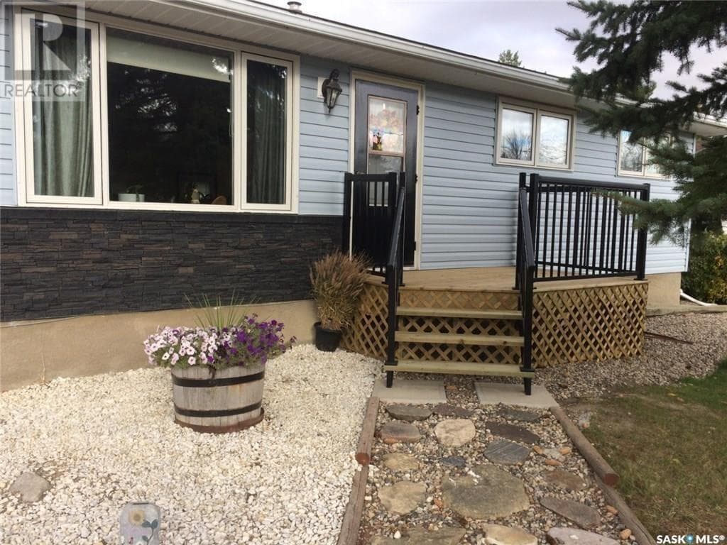 836 PETERS AVENUE in