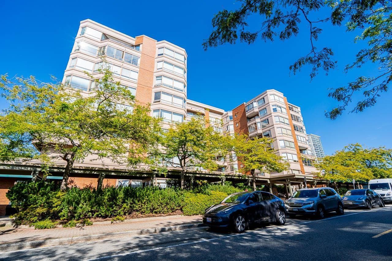 502 15111 RUSSELL AVENUE in White Rock
