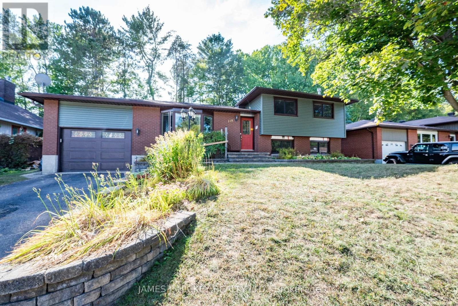 119 FRONTENAC CRESCENT in