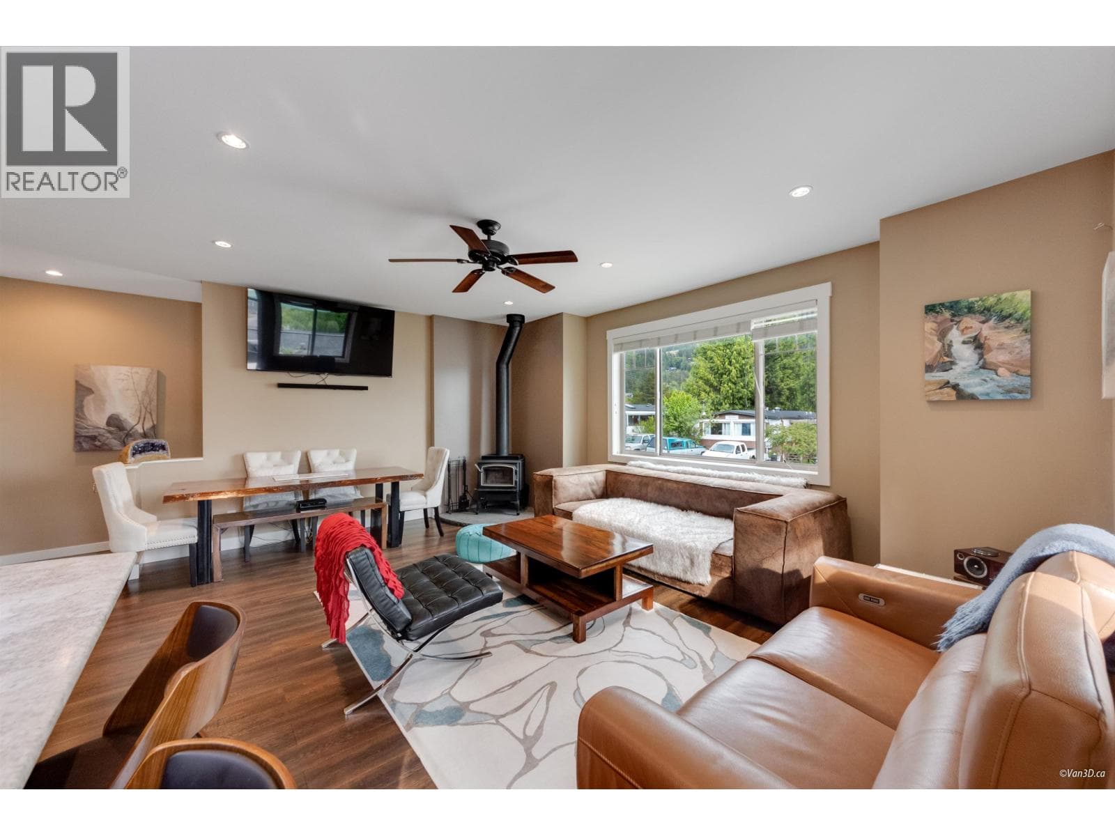 746 UPPER CRESCENT in