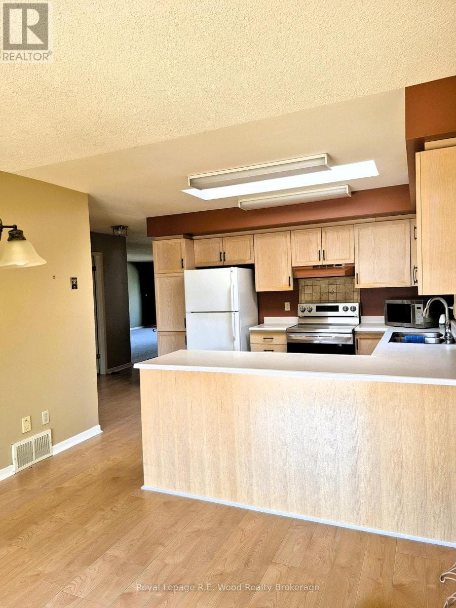 58 HAWKINS CRESCENT in