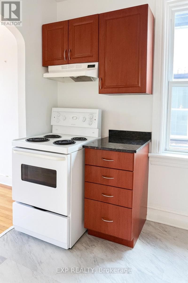 446 CAMBRIDGE STREET SOUTH in GLEBE-DOWS LAKE