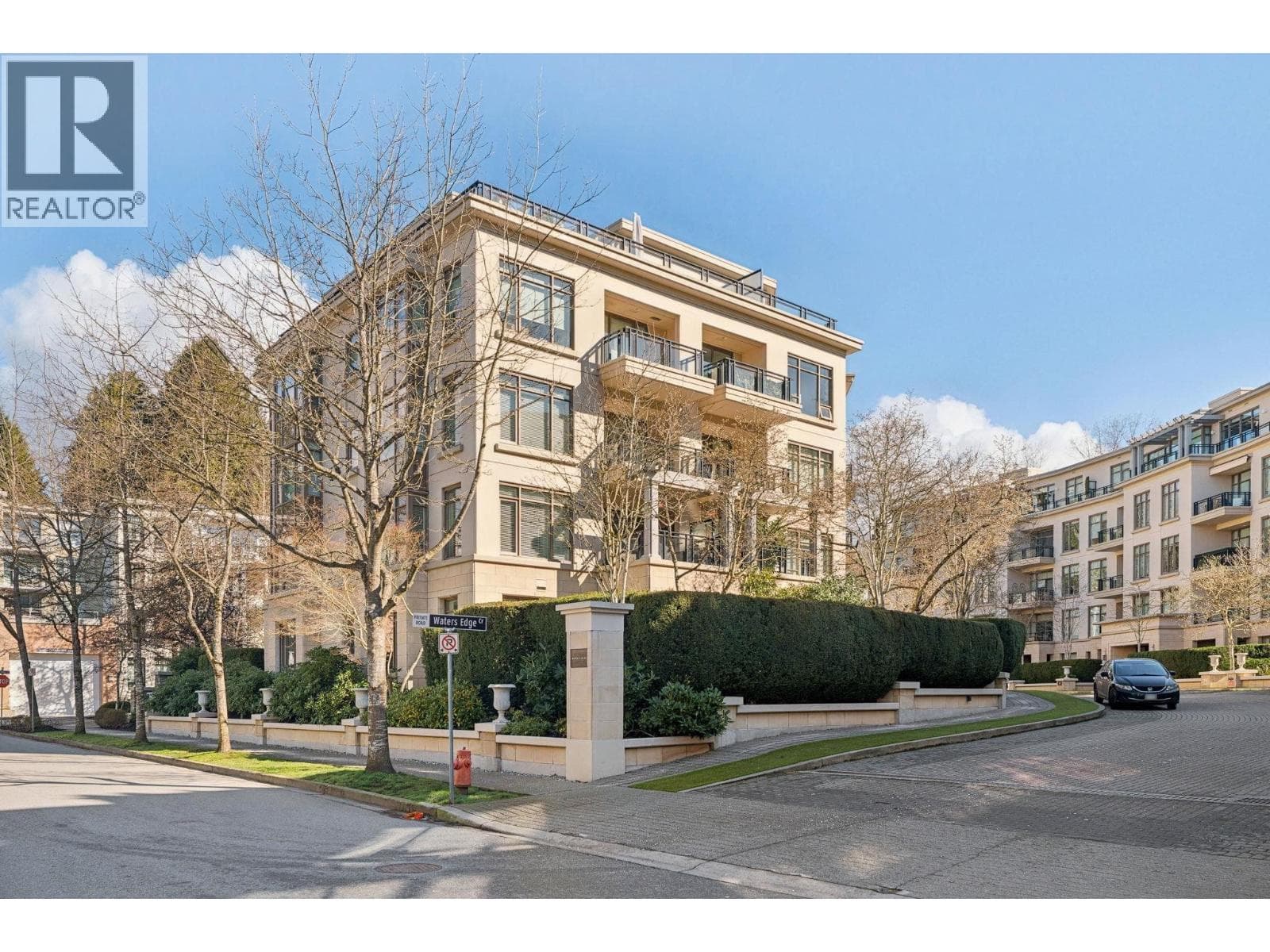 300 533 WATERS EDGE CRESCENT in Dundarave