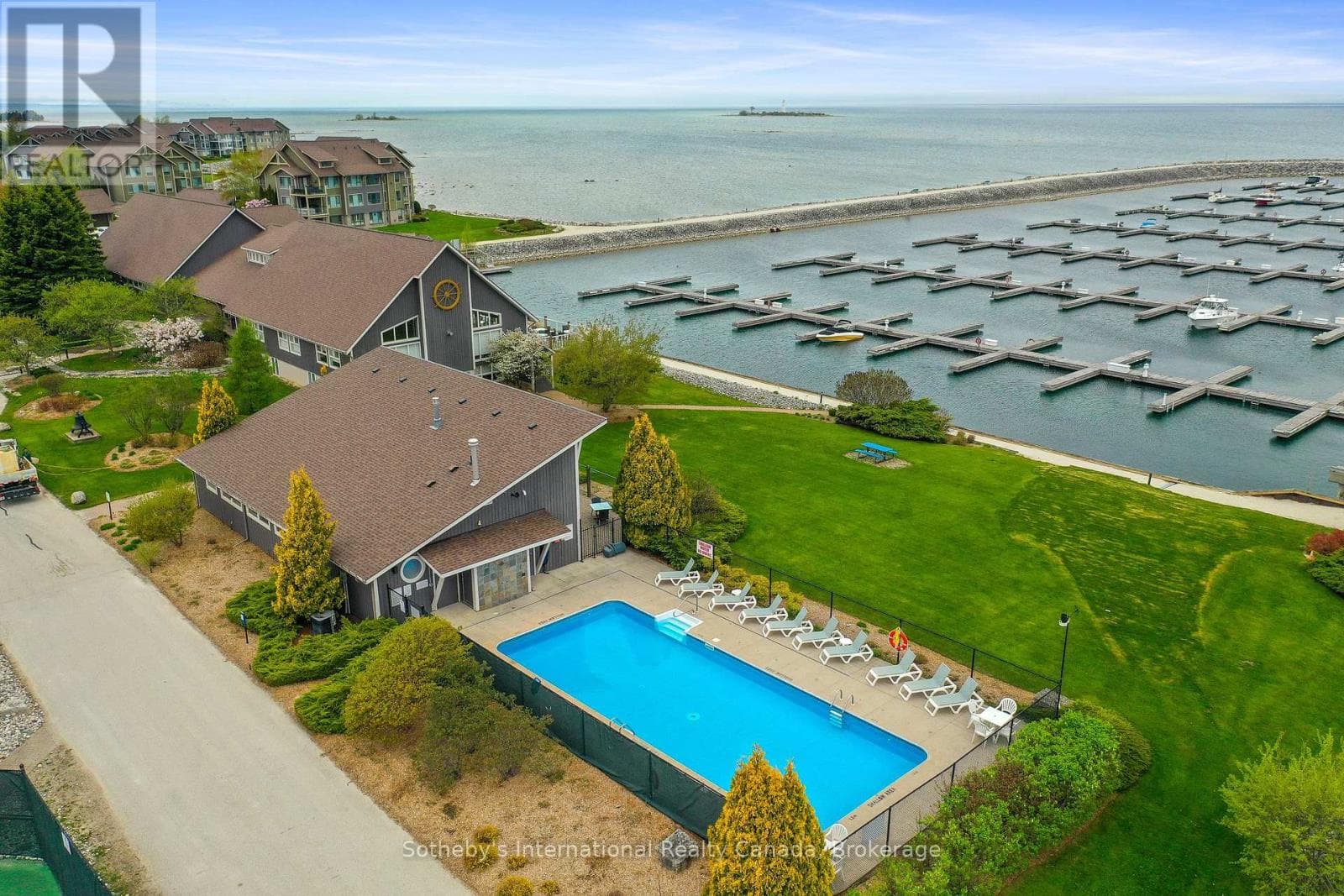 408 MARINERS WAY in