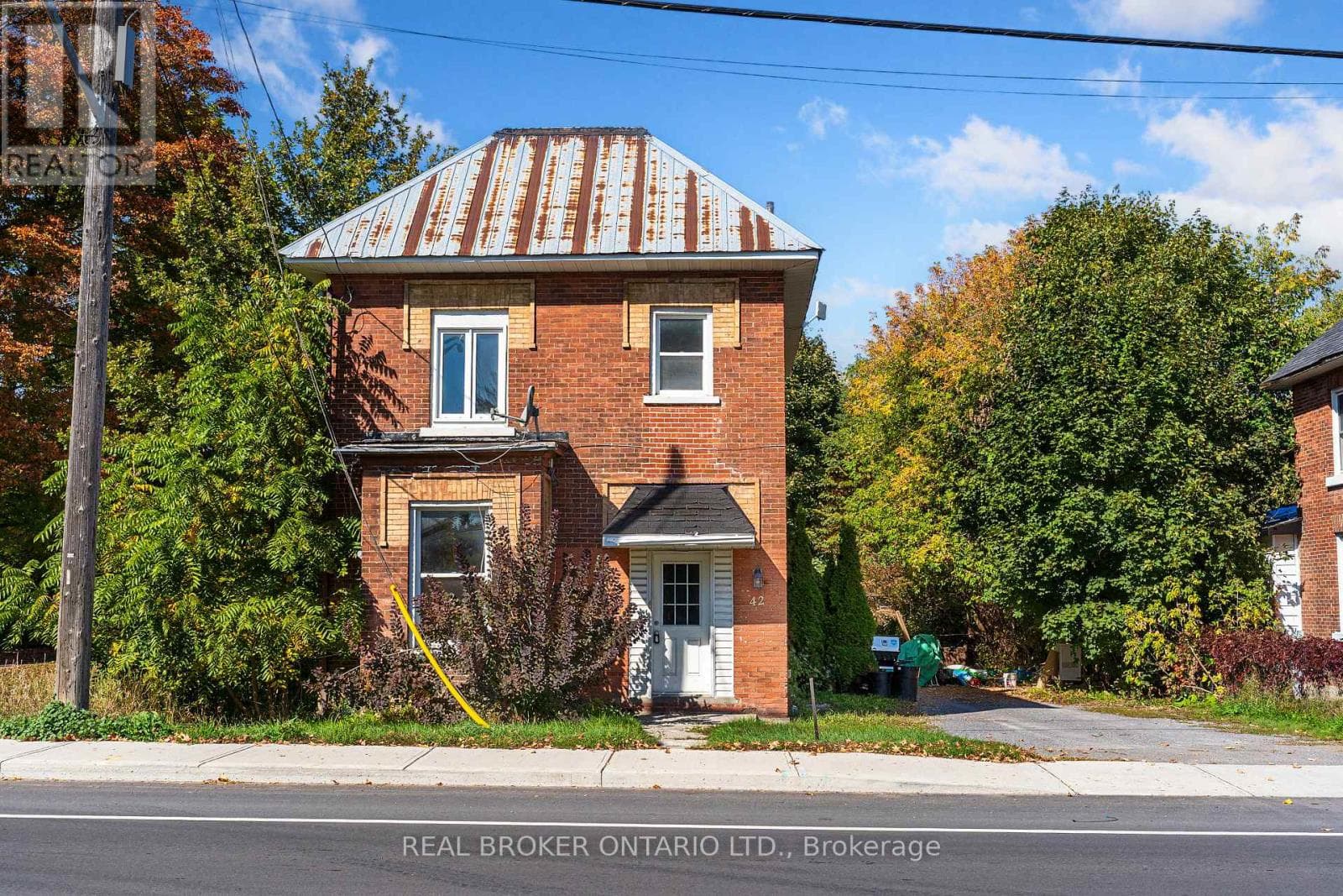 42 DANIEL STREET N in