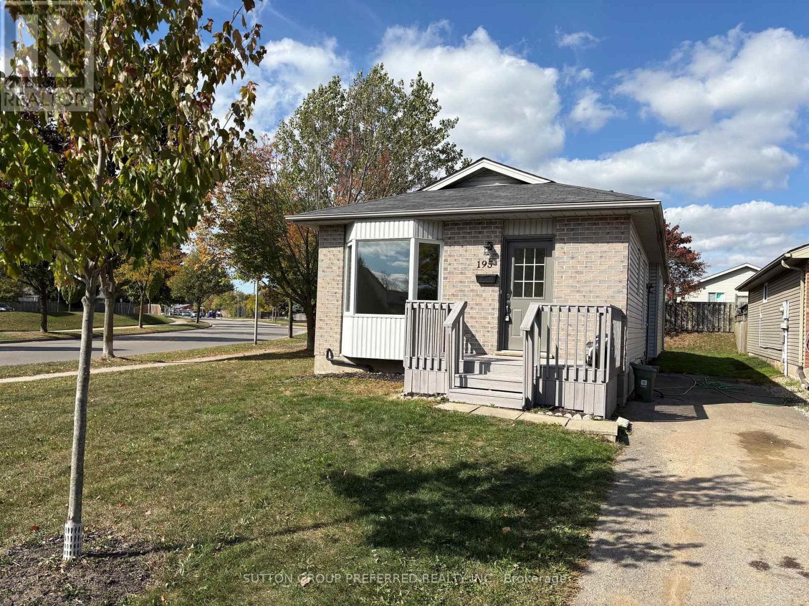 195 SIMPSON CRESCENT in