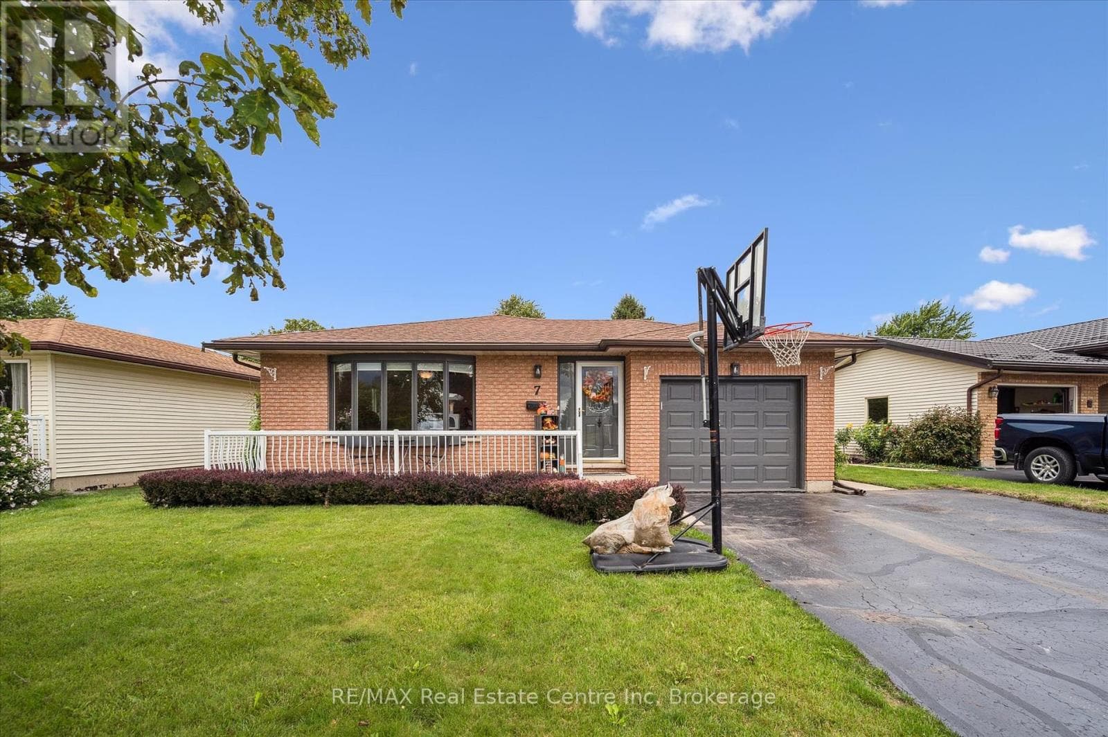 7 EASTVIEW Drive in