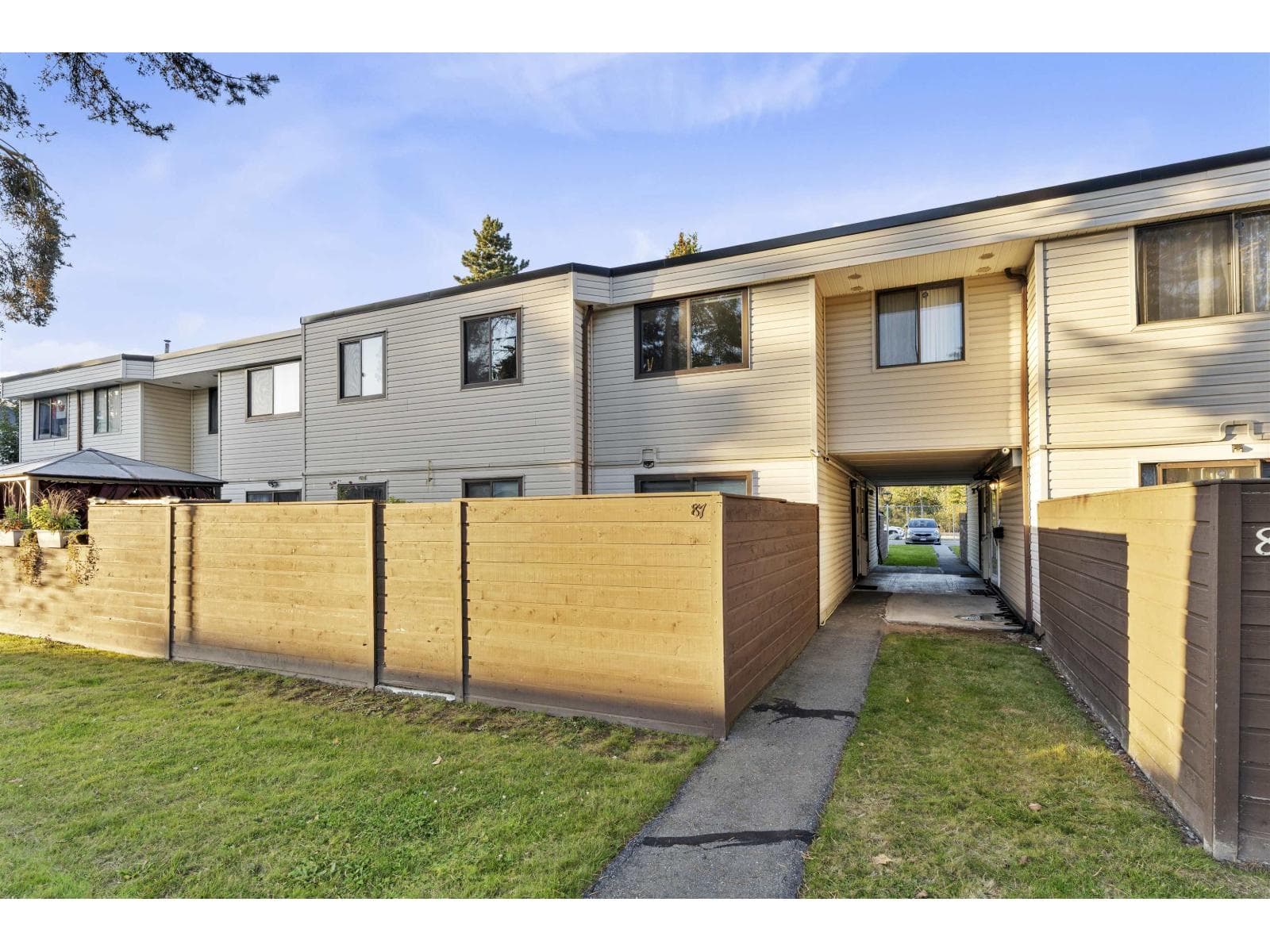 87 14135 104 AVENUE in Whalley