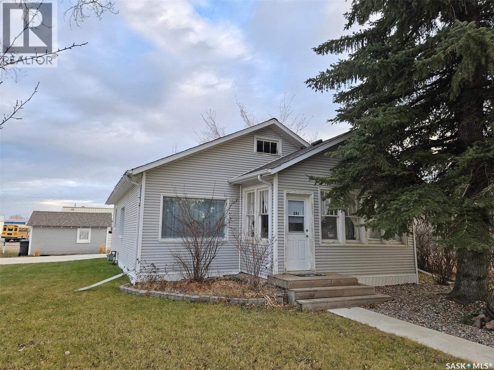 201 Souris AVENUE E in