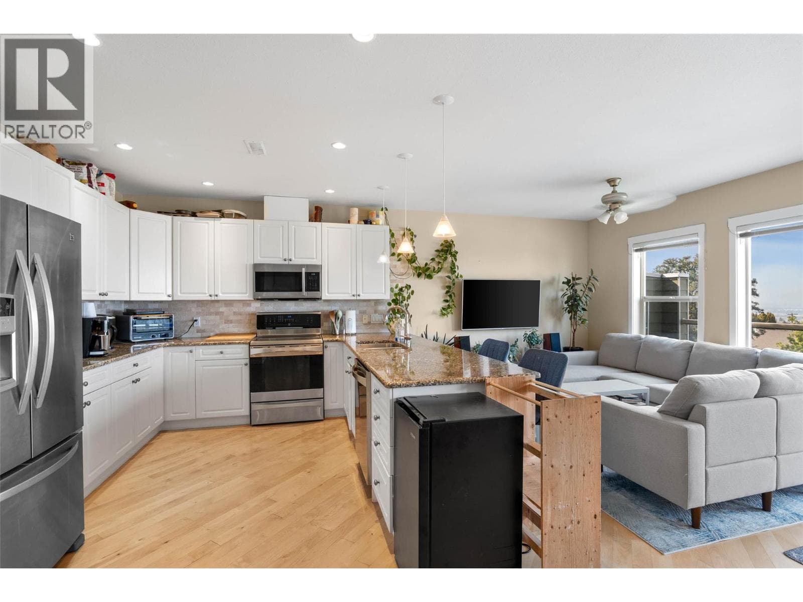 445 DALGLEISH Drive Unit# 10 in West End