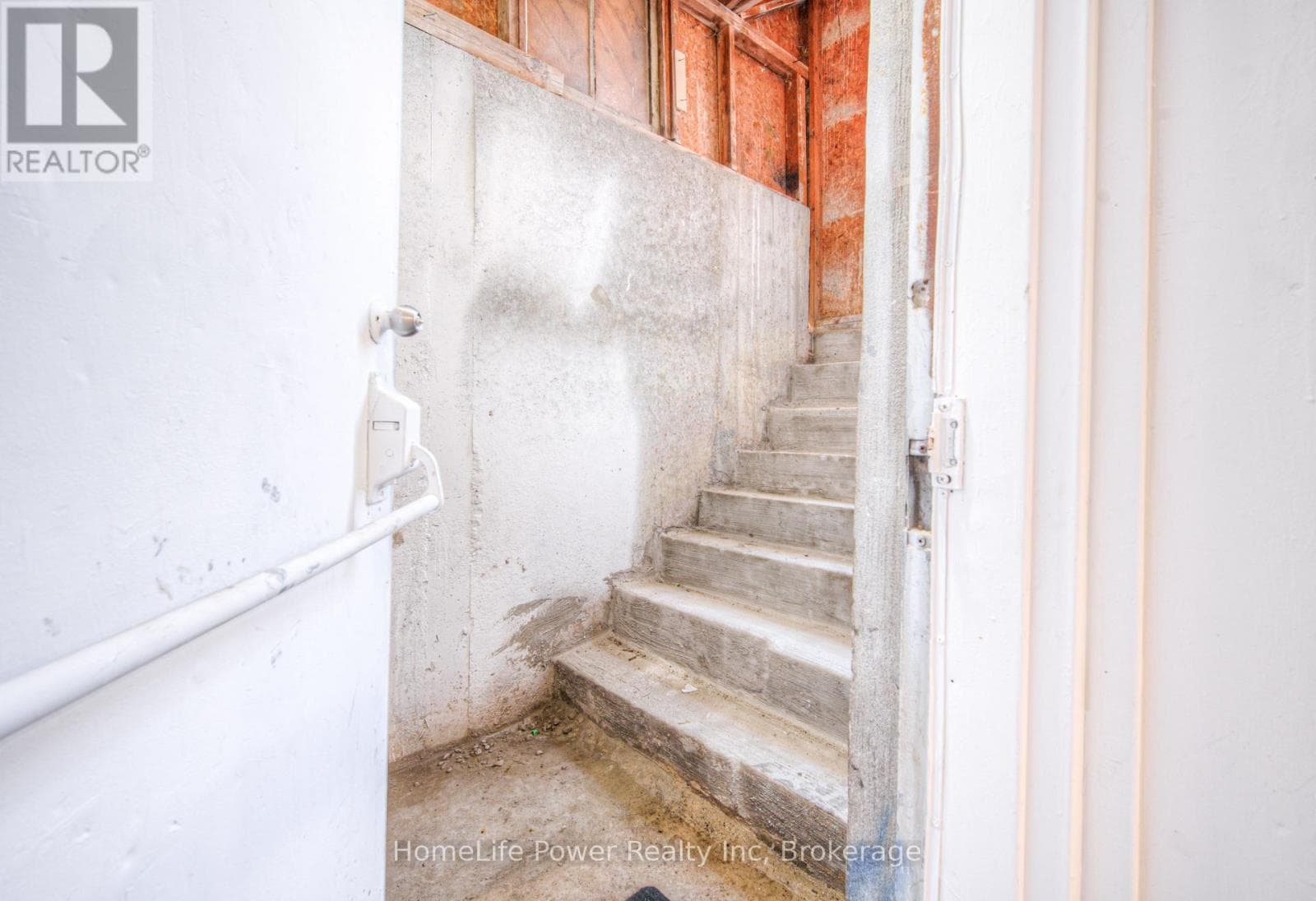 100 WESTWOOD DRIVE in Westmount