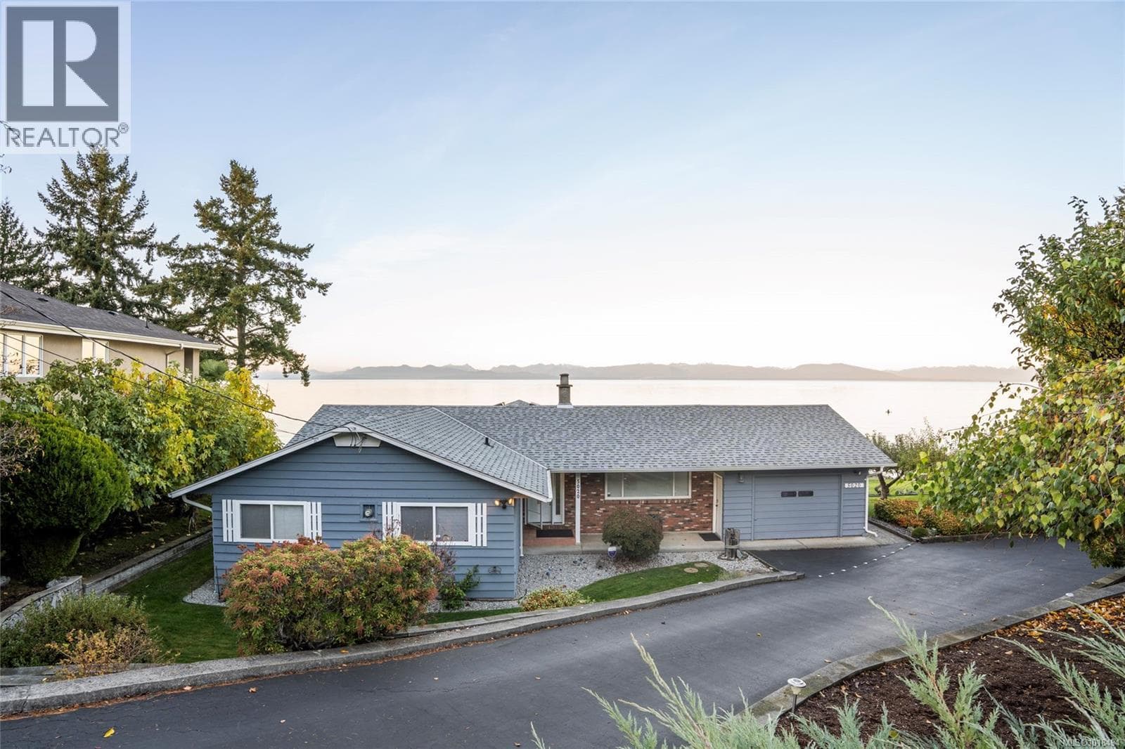 5020/5010 Fillinger Cres in North Slope