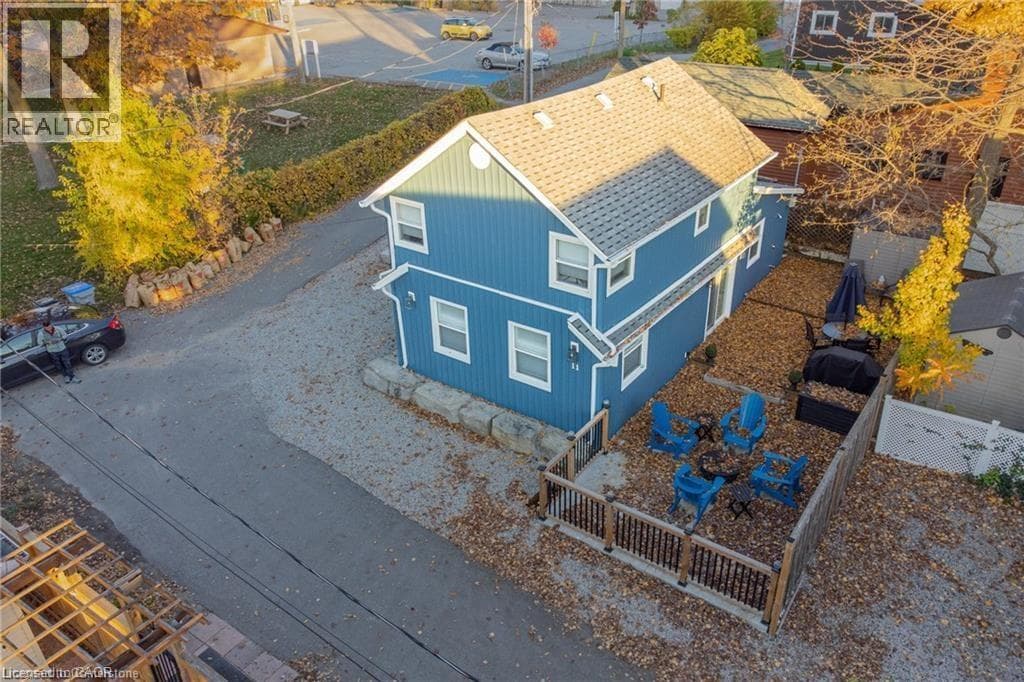 11 DIETRICH CRESCENT in