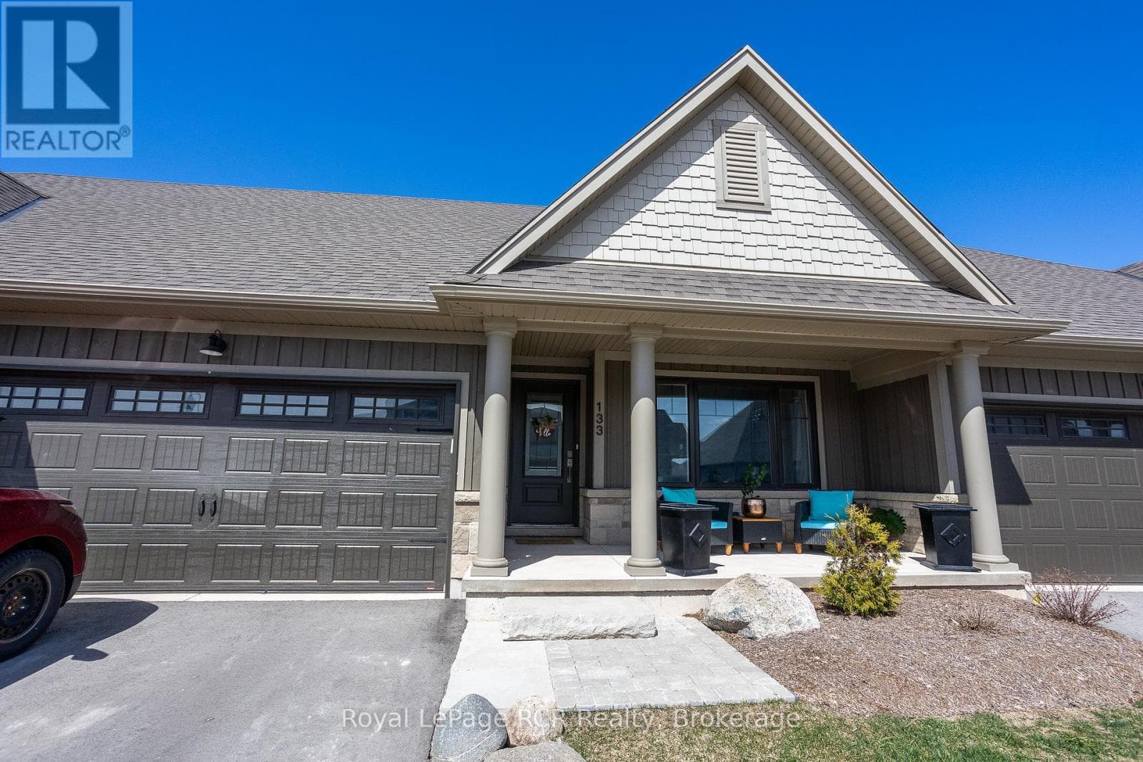 133 HAWTHORN CRESCENT in