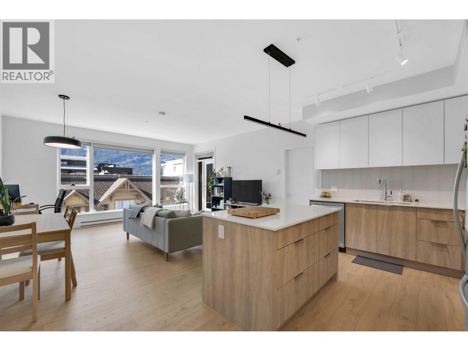 607 1365 VICTORIA STREET in
