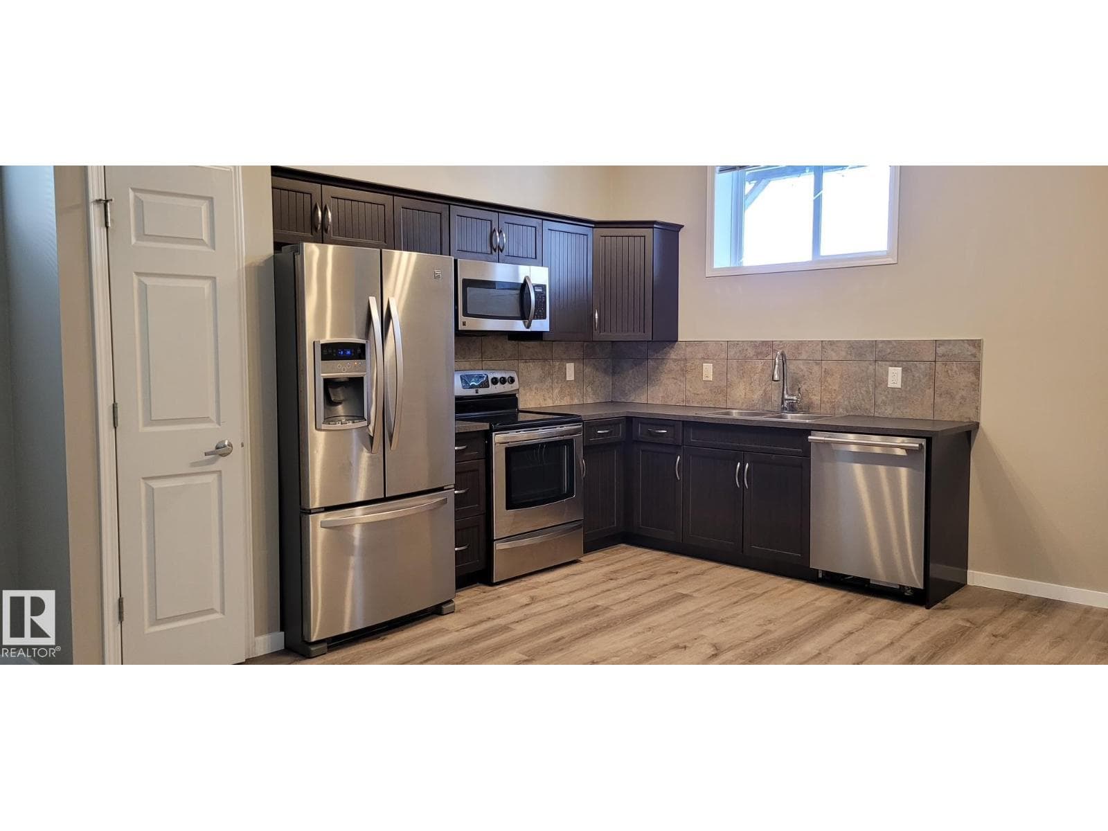 196, 142 Selkirk PL in