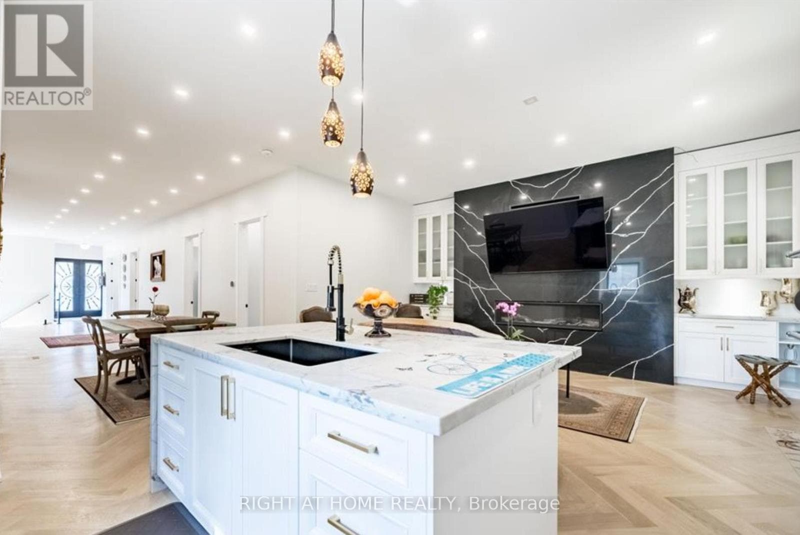 215 BAYVIEW AVENUE in Keswick South