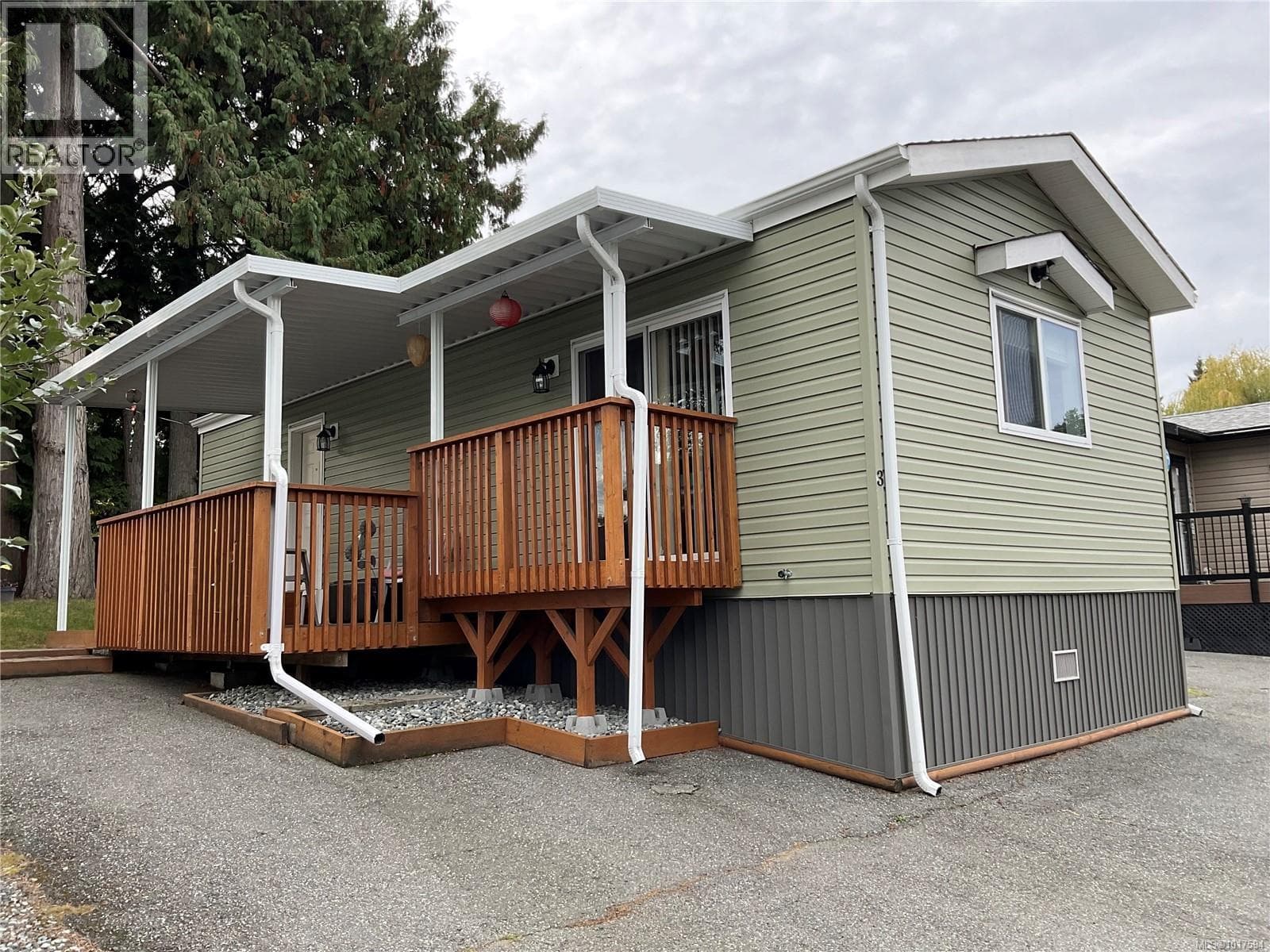 3 1074 Old Victoria Rd in Southend