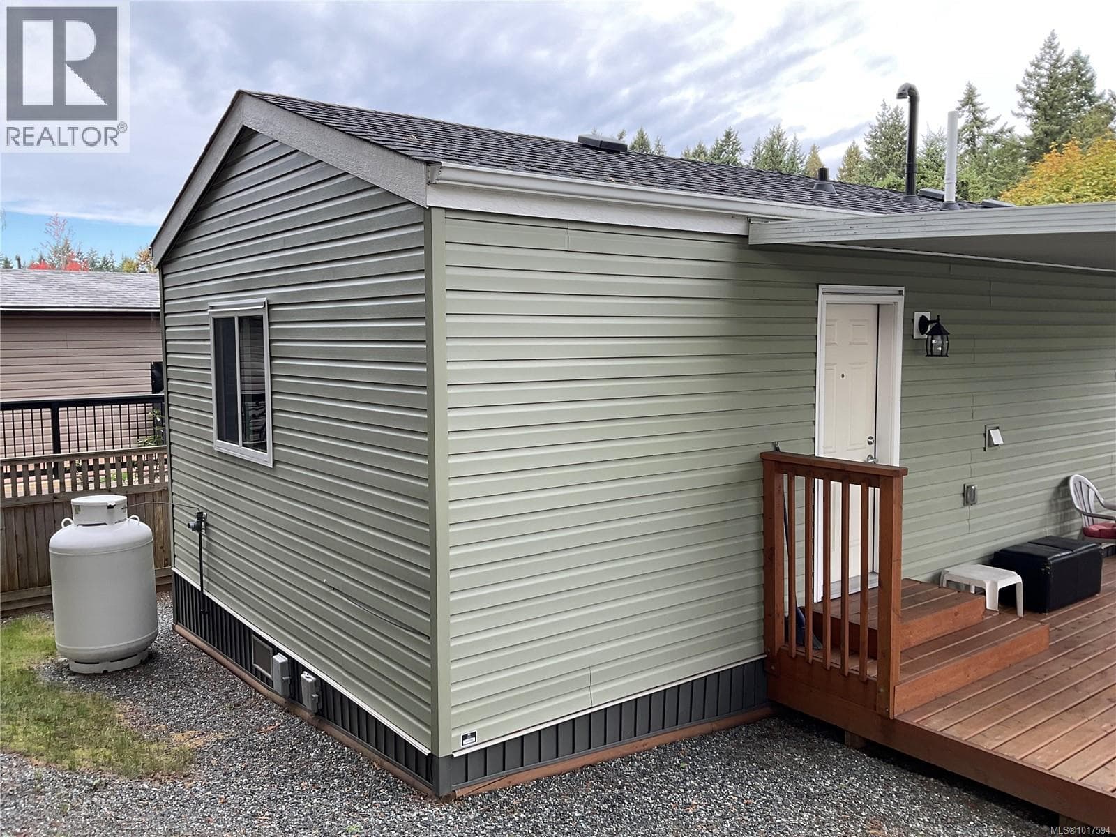 3 1074 Old Victoria Rd in Southend