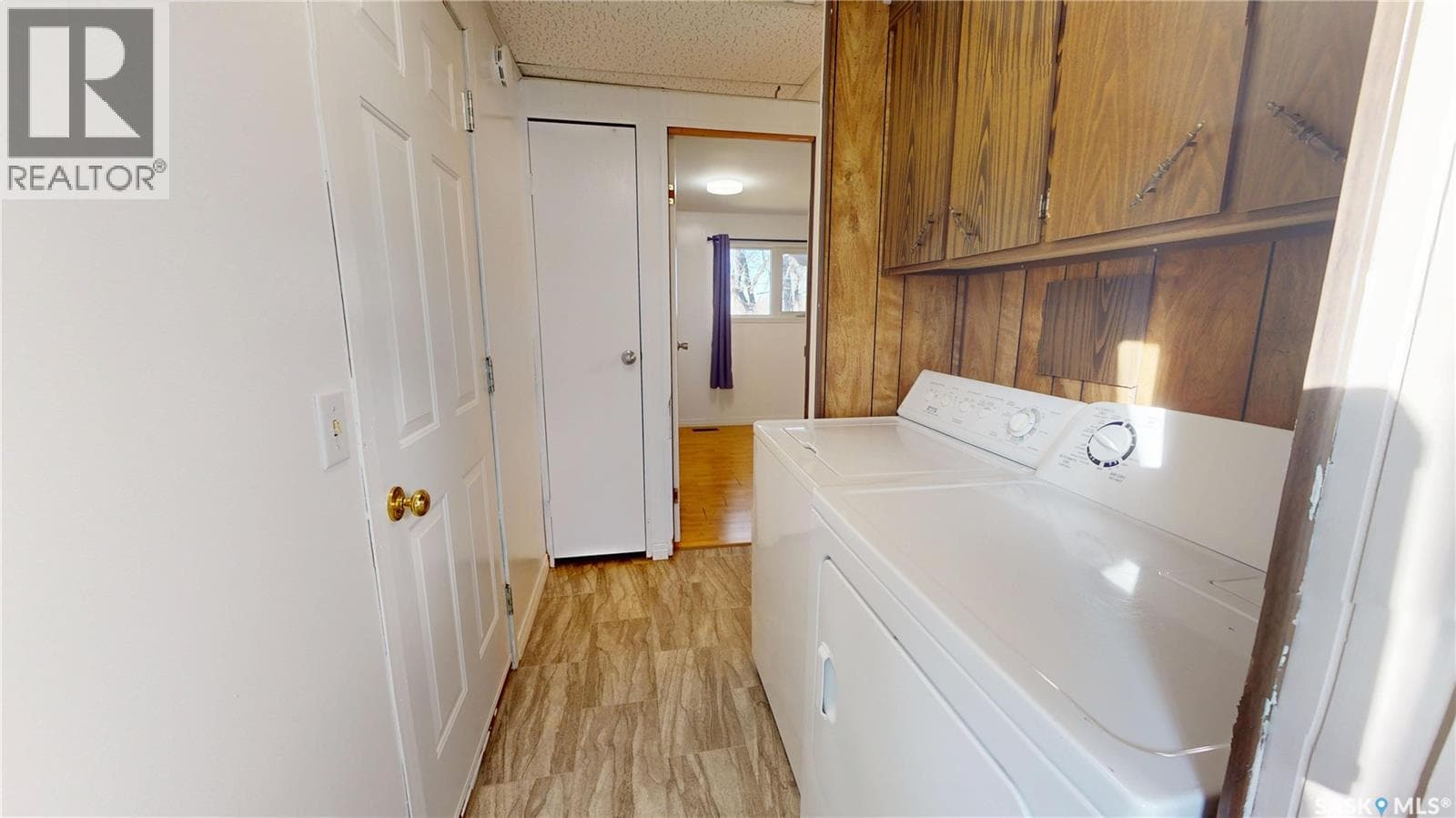 211 Railway AVENUE in