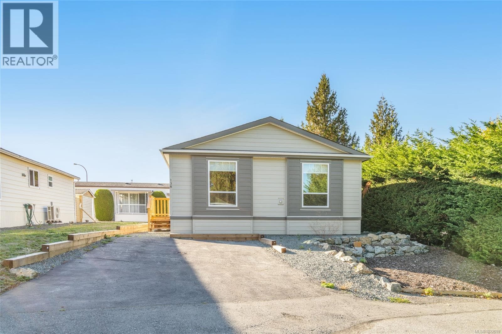 138 6325 Metral Dr in Pleasant Valley