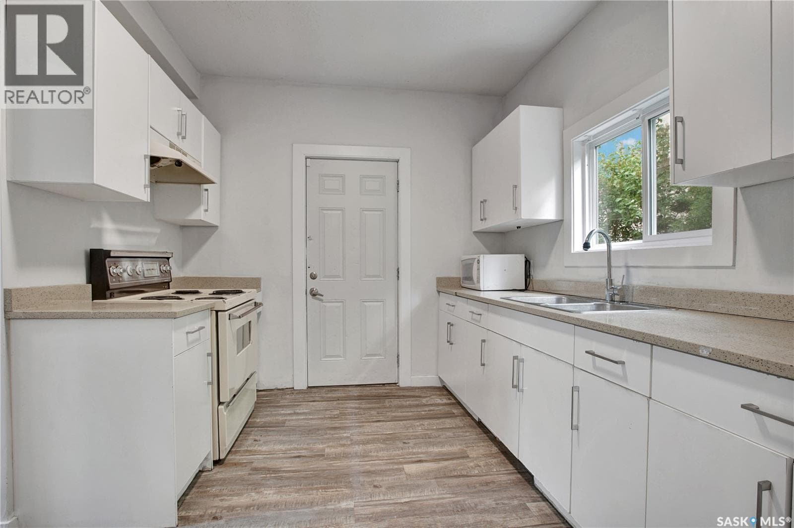 221 AVENUE NORTH in