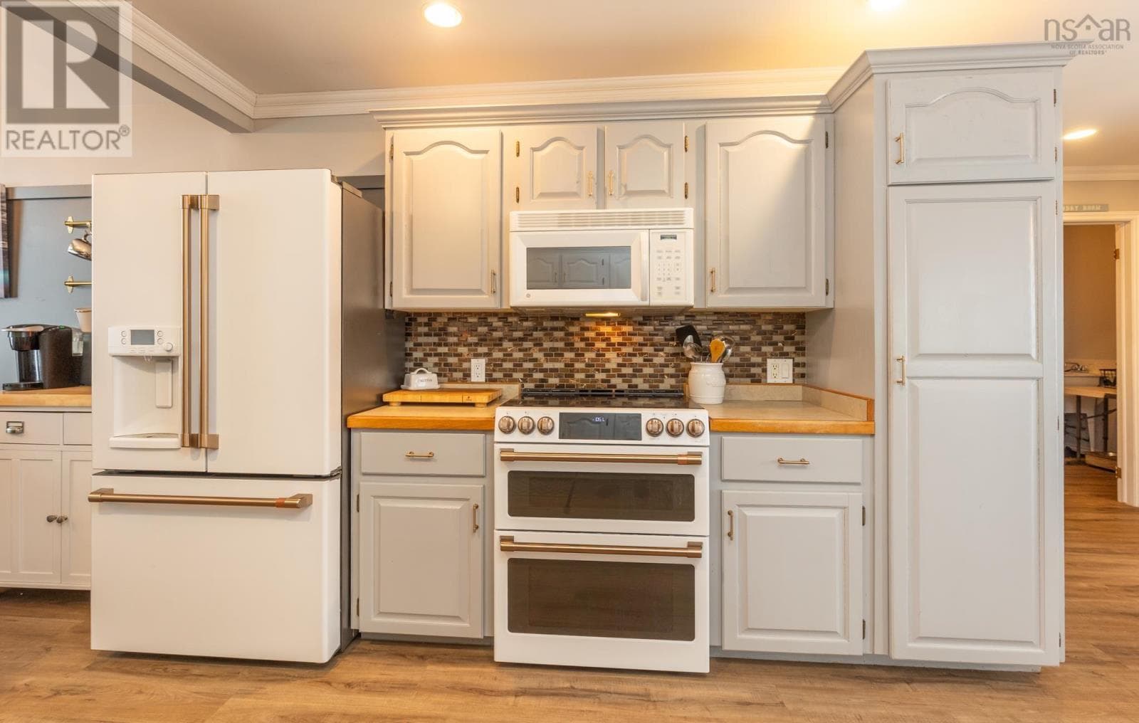 53 COLONIAL AVENUE in