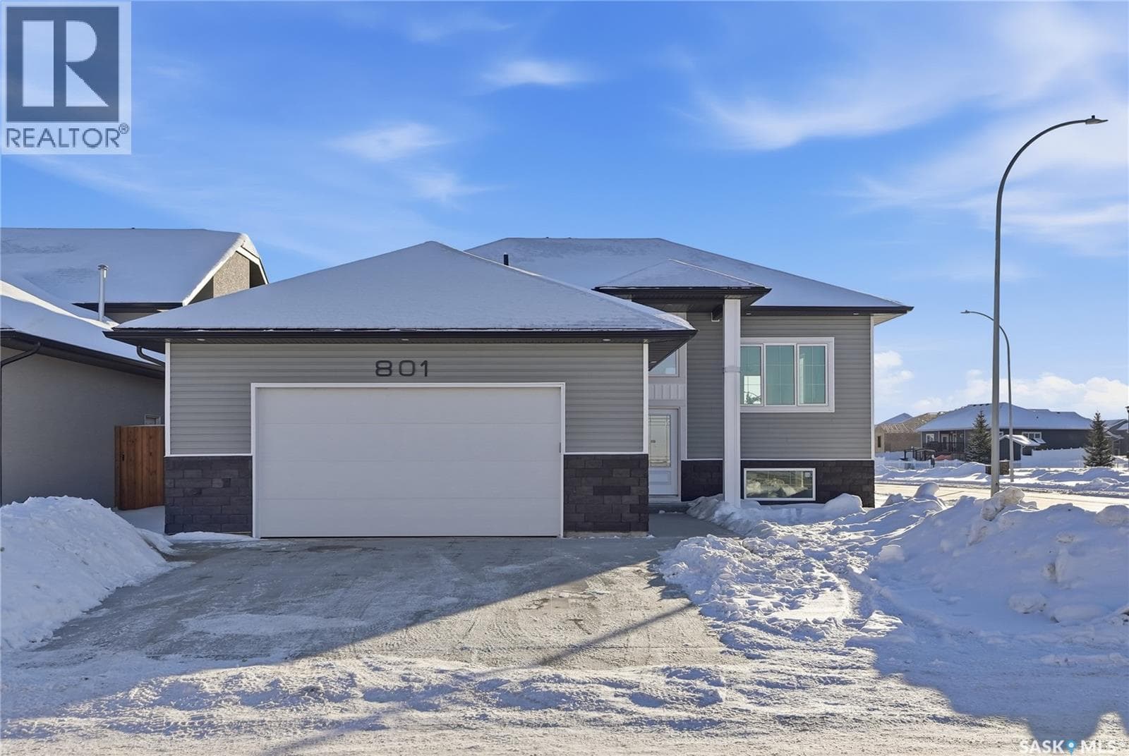 801 WEIR CRESCENT in