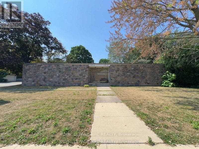 4213/4207 DRUMMOND ROAD in Pettit