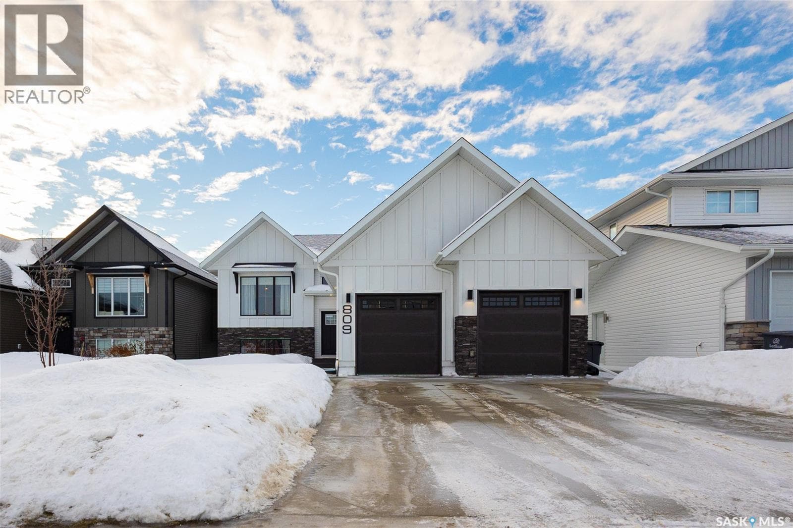 809 WEIR CRESCENT in