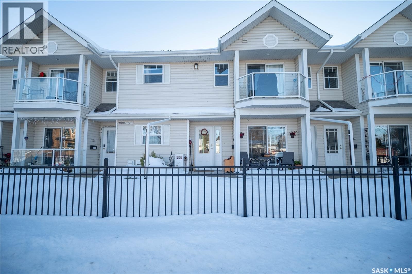 102F 141 105th STREET W in Sutherland