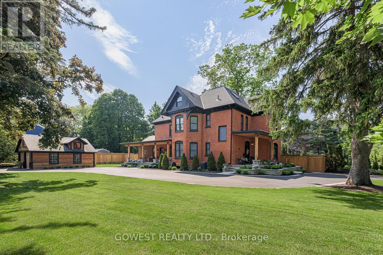 376 CHARTWELL ROAD in
