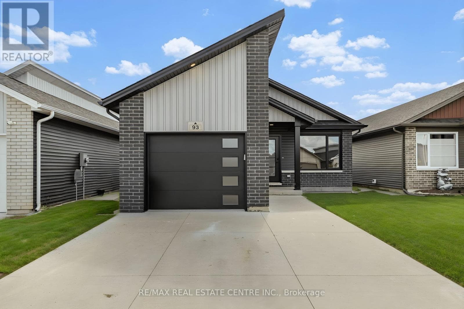 93 MOONSTONE CRESCENT in
