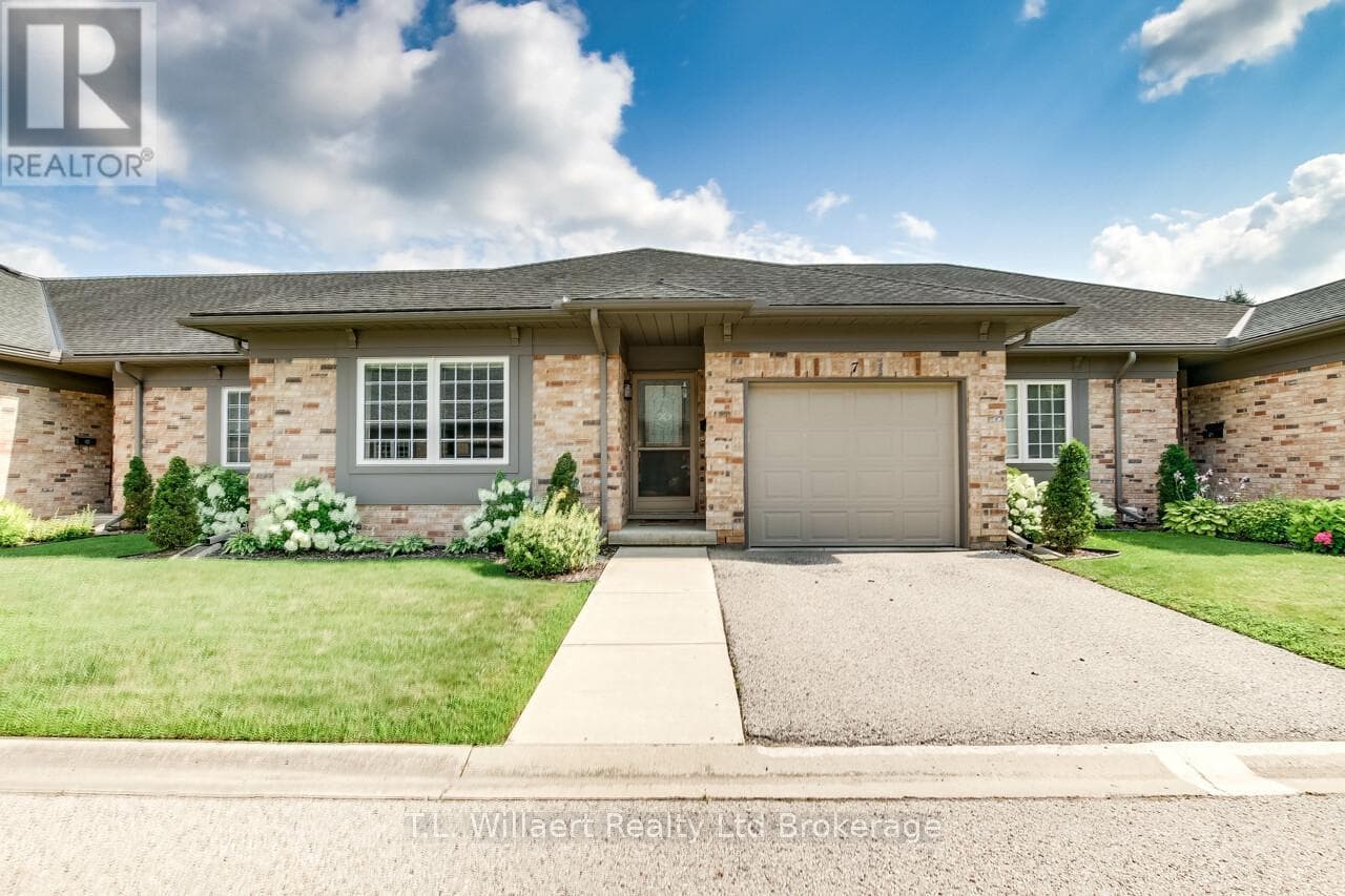 UNIT 4 - 7-105 KING STREET in