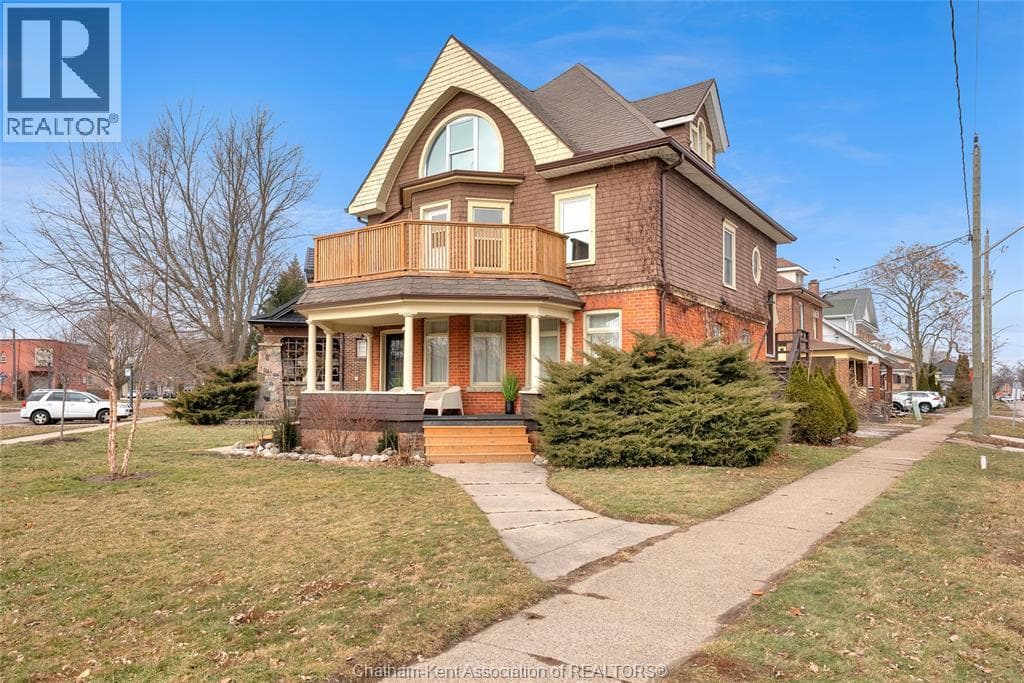 11 Victoria AVENUE in