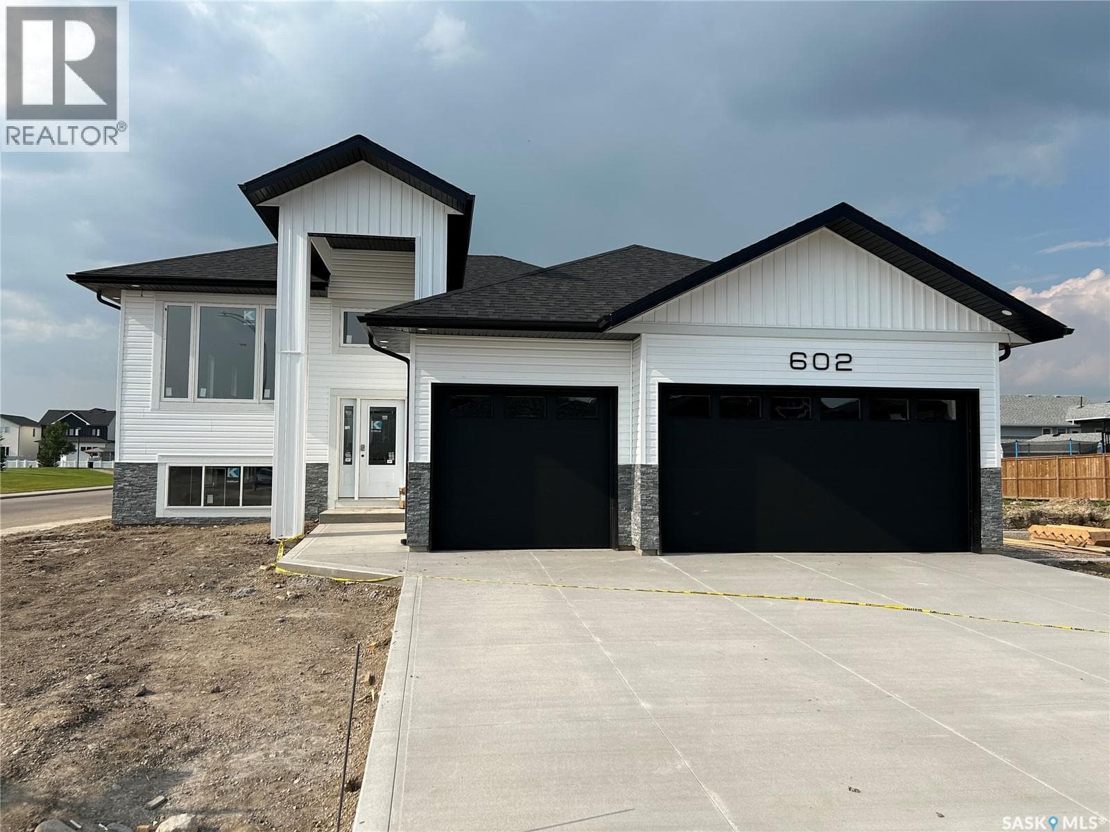 602 WEIR CRESCENT in