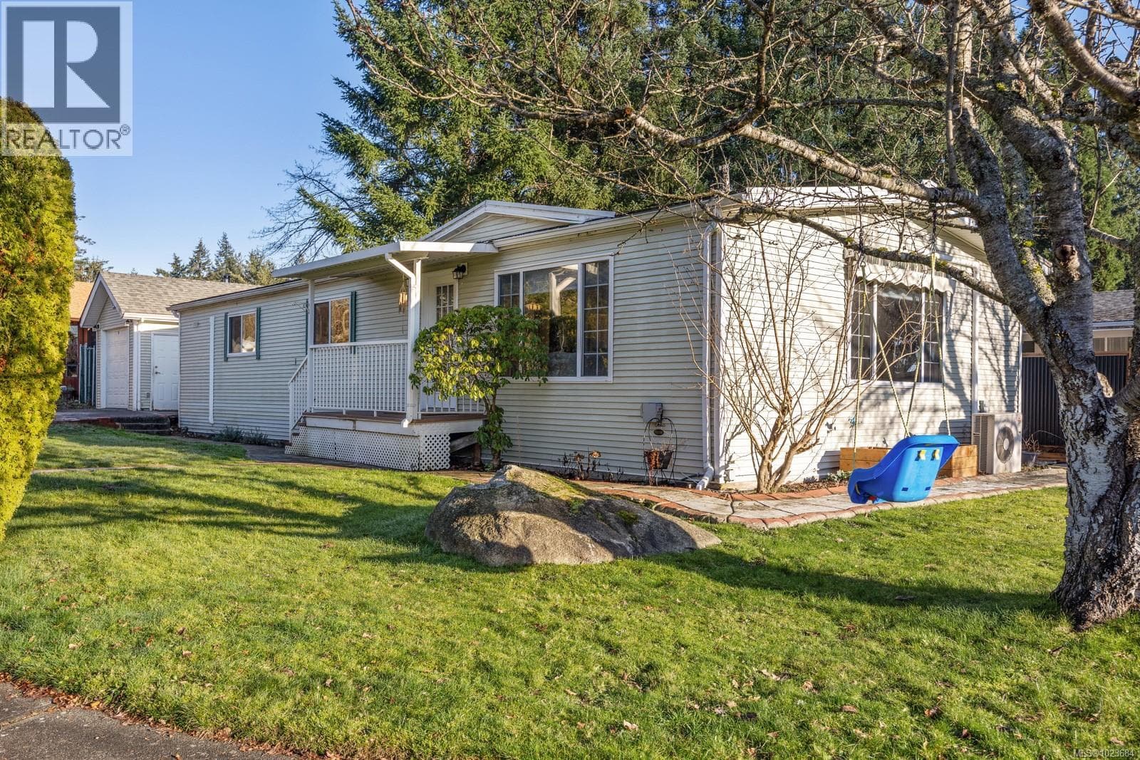 2153 Stadacona Dr in