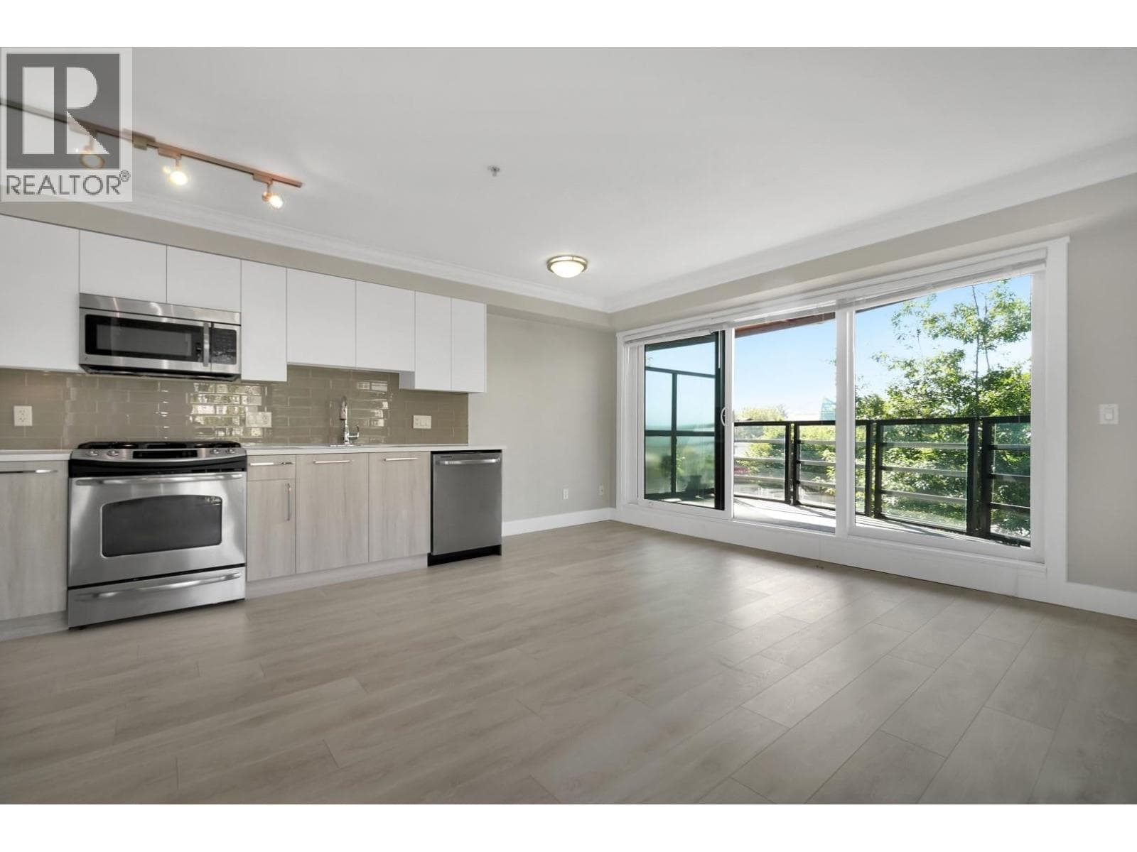 309 857 W 15TH STREET in Marine Hamilton