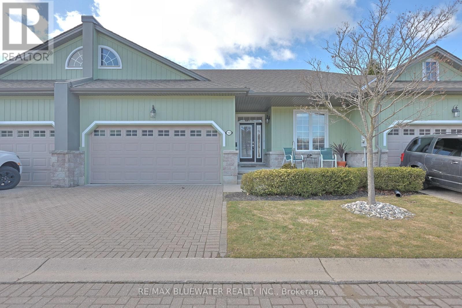 13 OAKWOOD LINKS LANE in