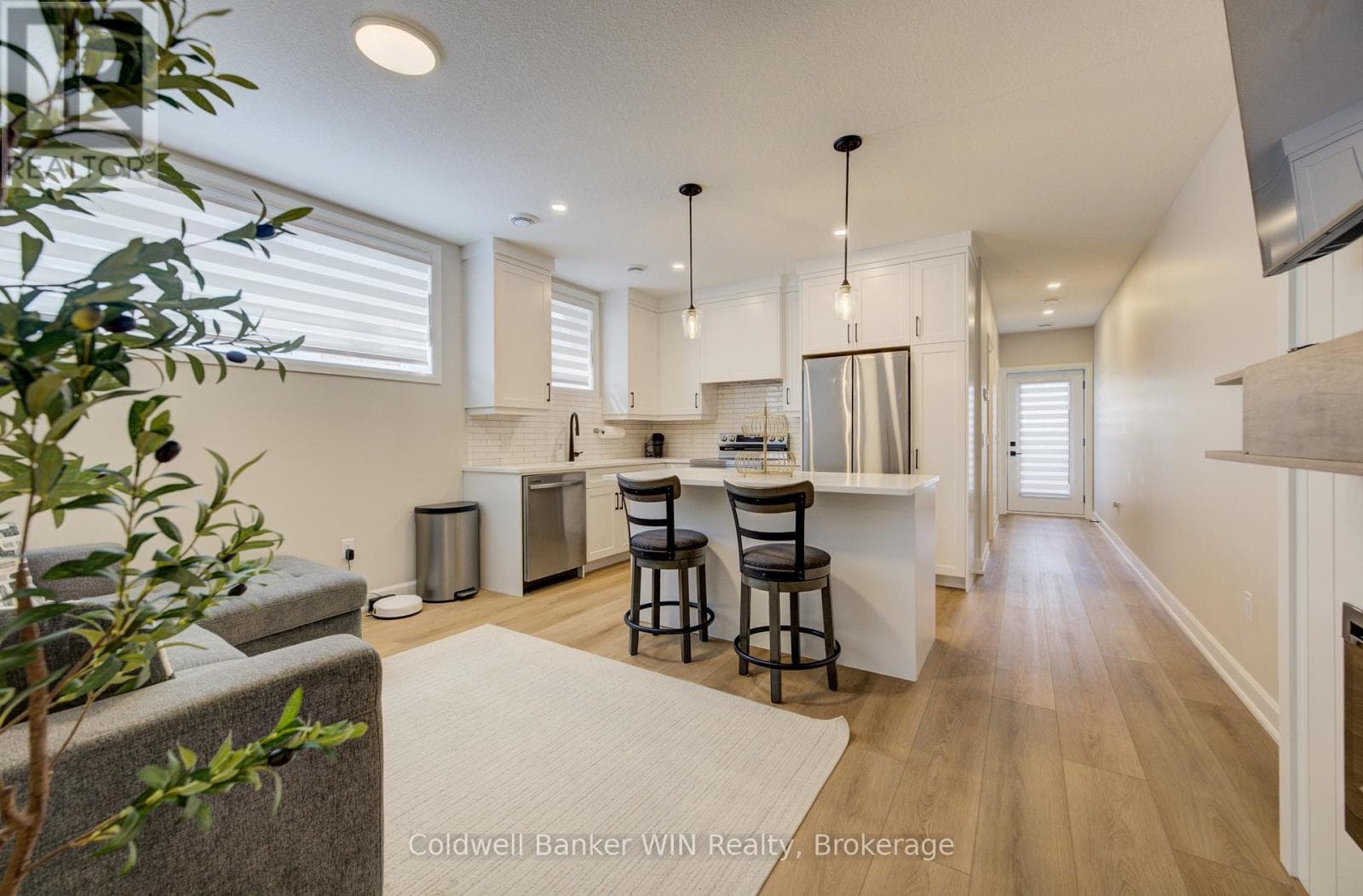 3 - 440 WELLINGTON STREET E in
