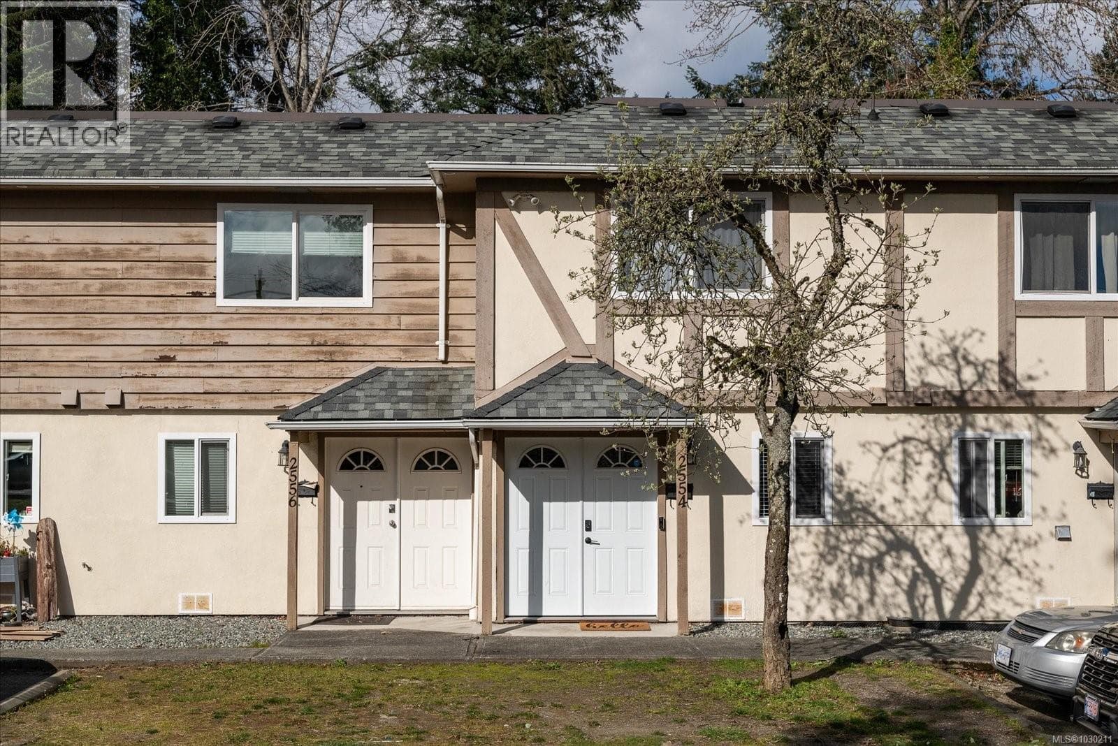 2554 HIGHLAND BOULEVARD in