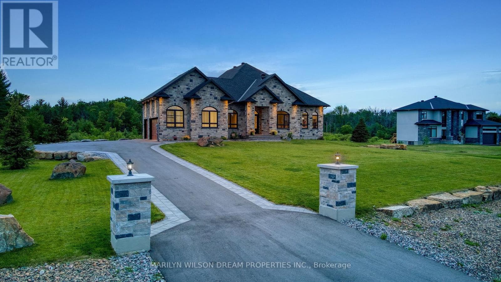 324 HEDLEY WAY in DUNROBIN