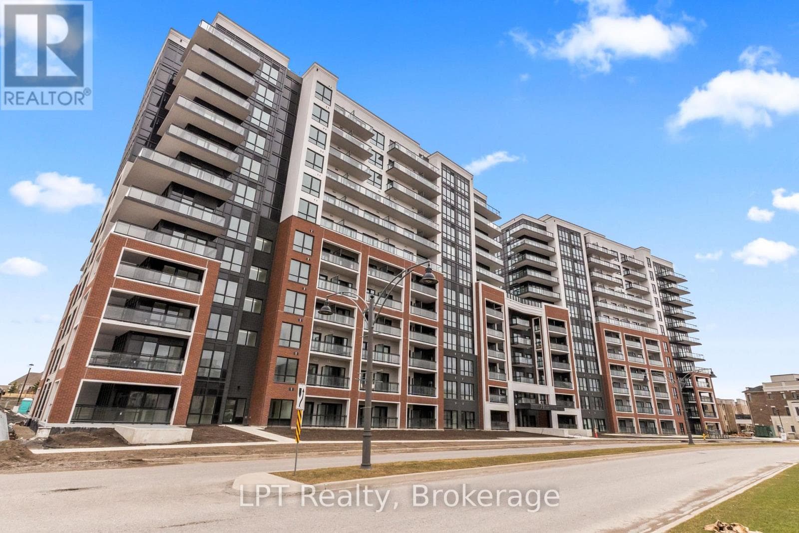 917 - 51 CLARINGTON BOULEVARD in West Town Centre