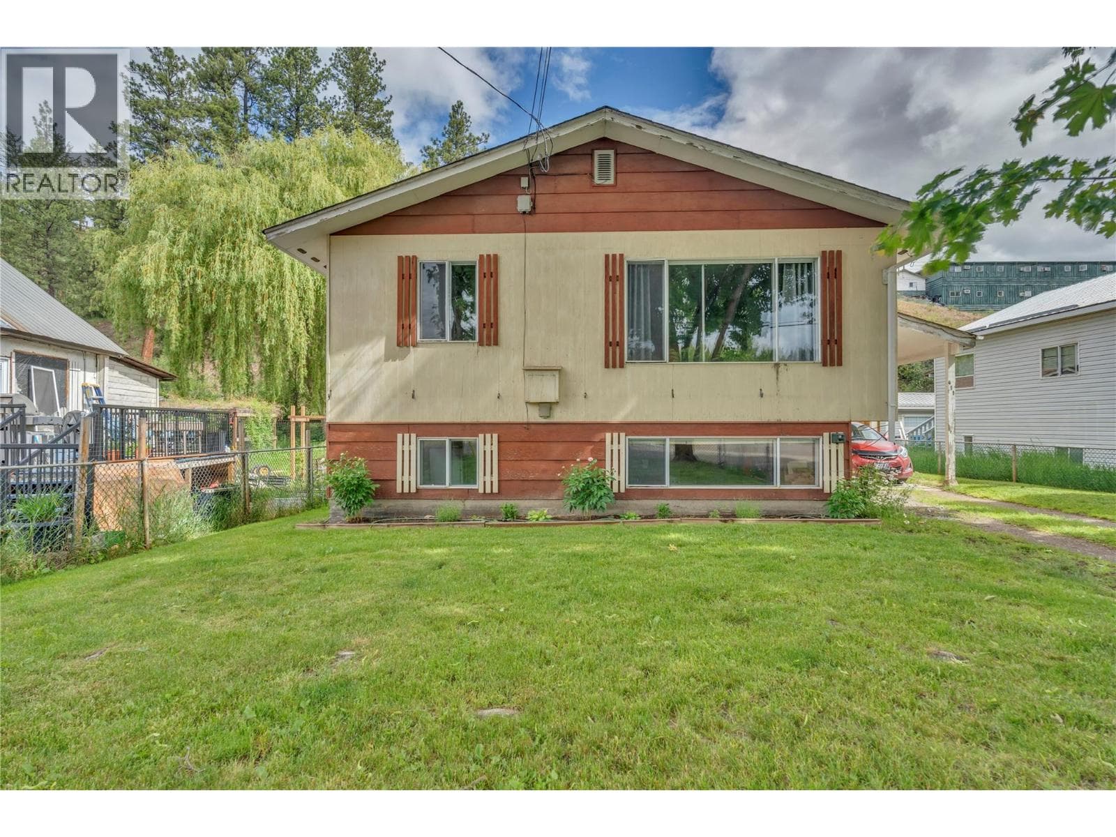 411 Auburn Cres in