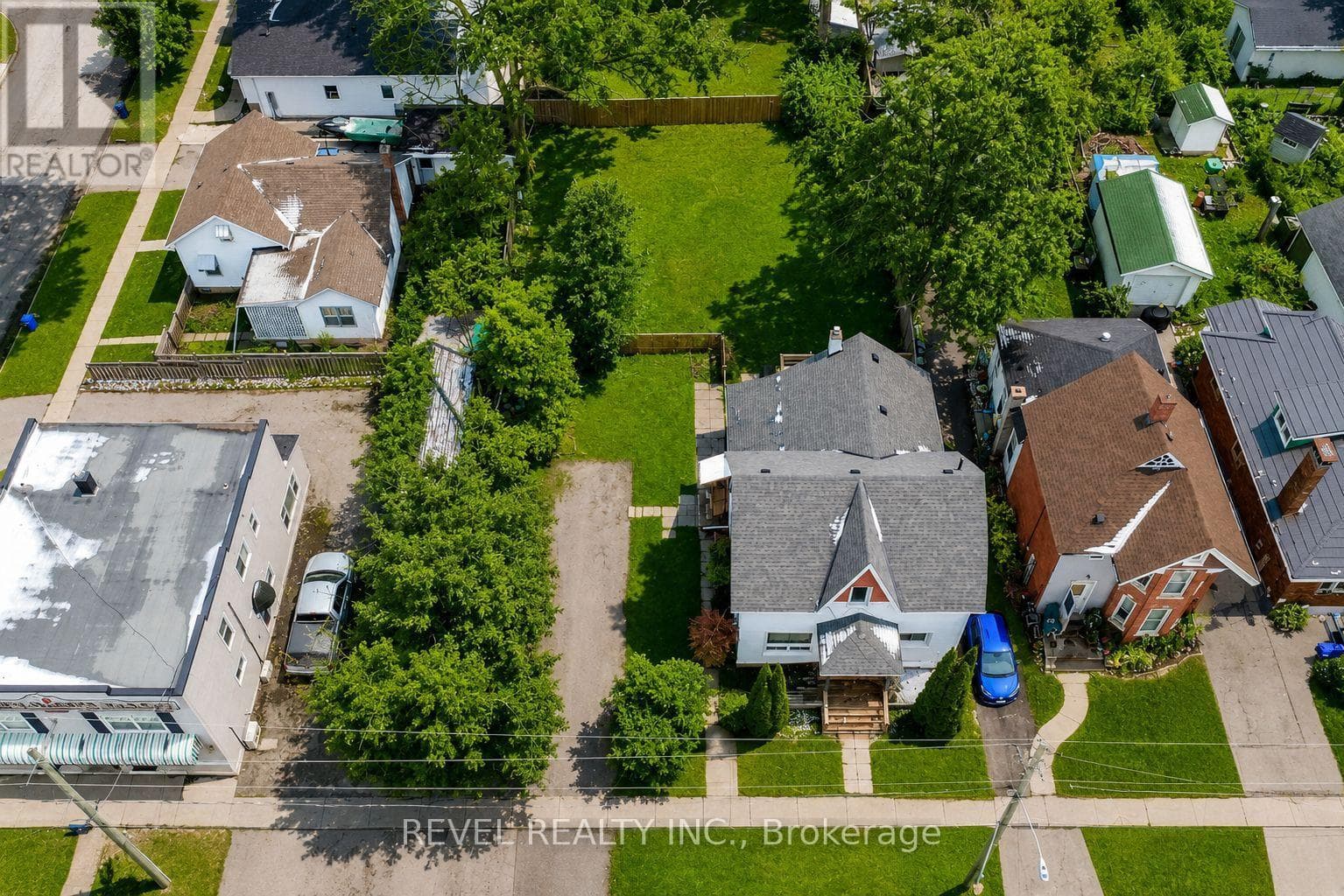 44 PARKSIDE DRIVE in