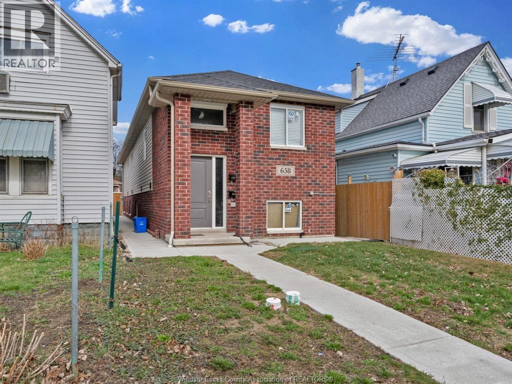 658 CARON AVENUE in City Centre