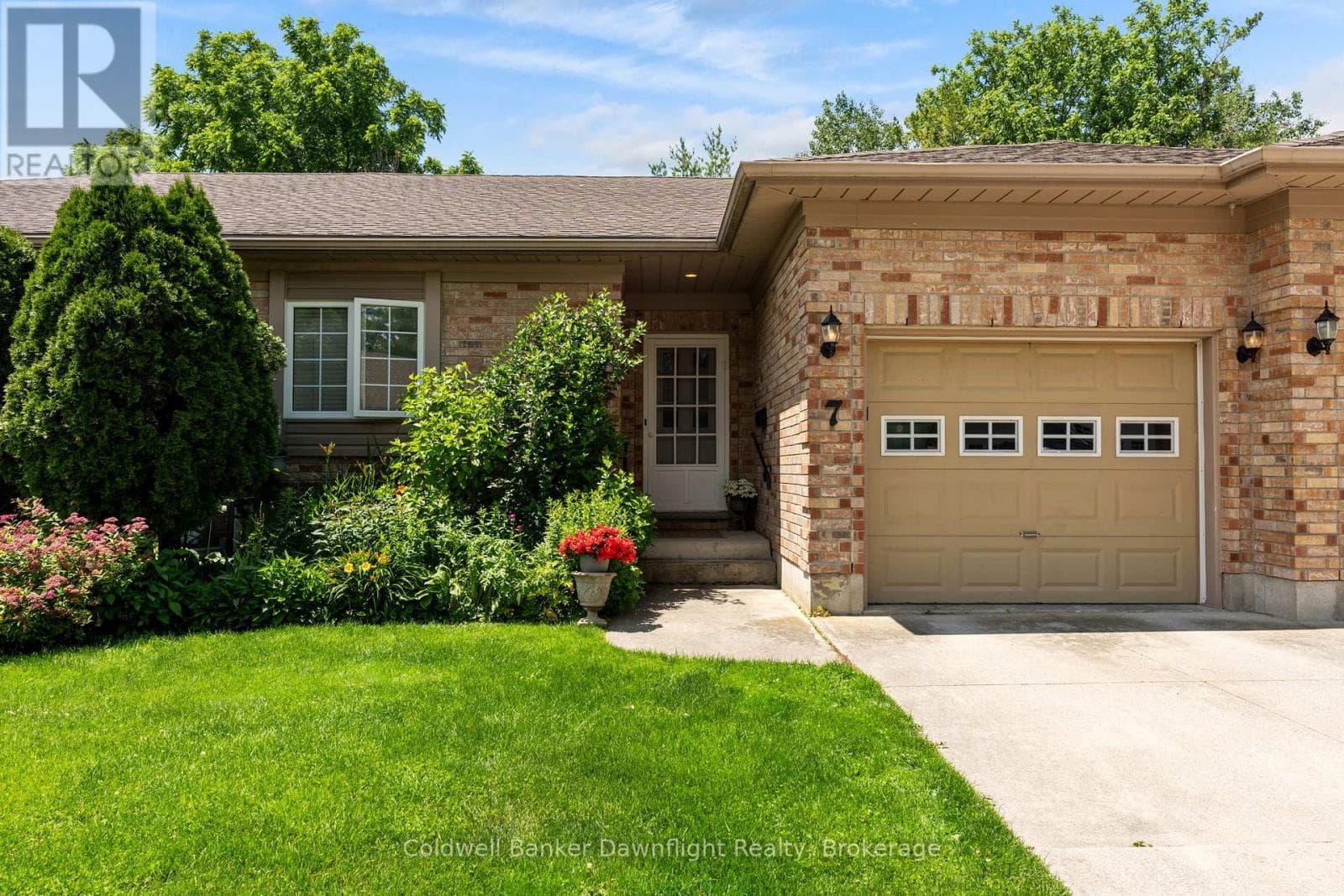 7 BROOKSIDE PLAZA in