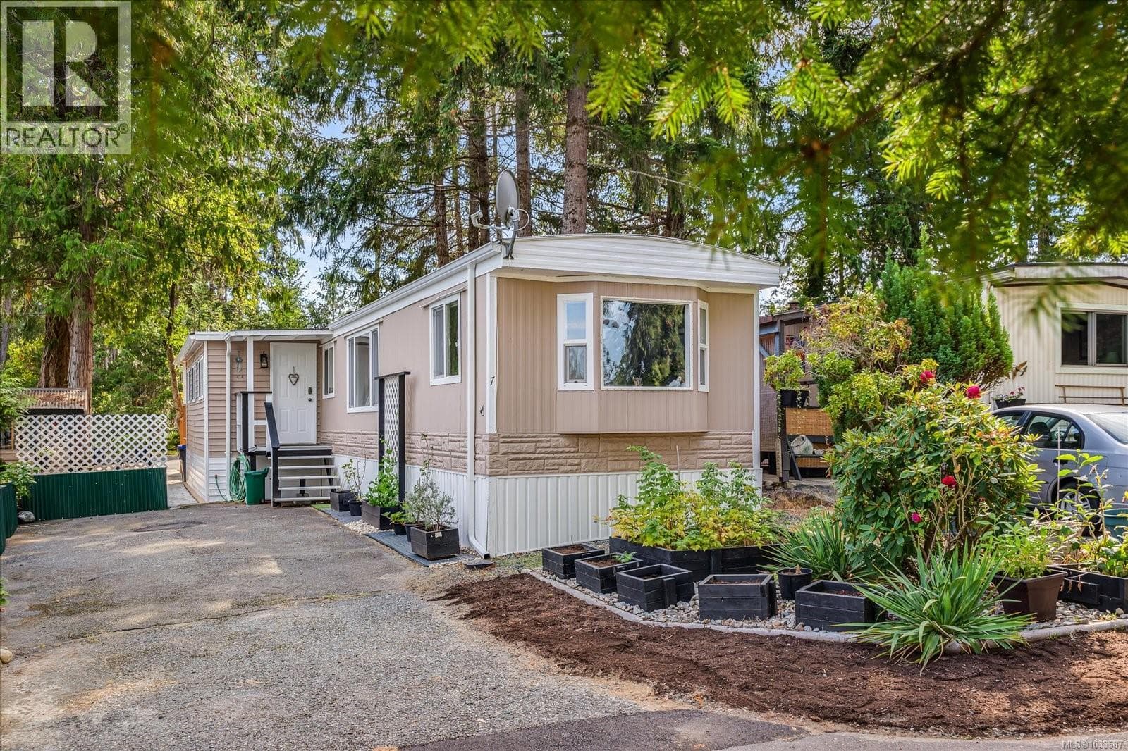 7 1247 ARBUTUS ROAD in